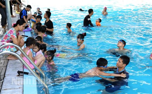 Nam thanh niên xuất tinh trong hồ bơi – Phụ nữ tắm chung có nguy cơ mang thai?